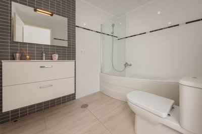 Stunning 4-bedroom villa with self-contained apartment and panoramic outlook