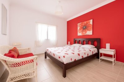 Stunning 4-bedroom villa with self-contained apartment and panoramic outlook