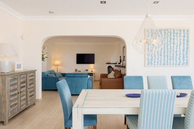 Stunning 4-bedroom villa with self-contained apartment and panoramic outlook