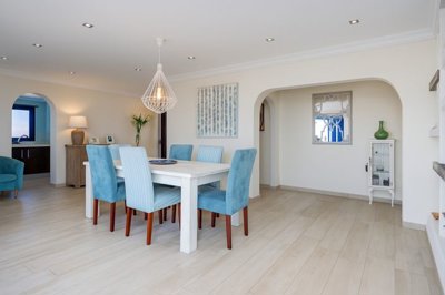 Stunning 4-bedroom villa with self-contained apartment and panoramic outlook