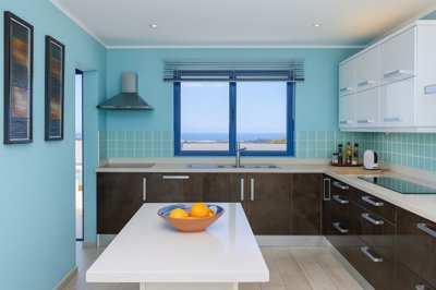 Stunning 4-bedroom villa with self-contained apartment and panoramic outlook