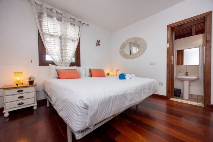 Image No.18-12 Bed Villa for sale