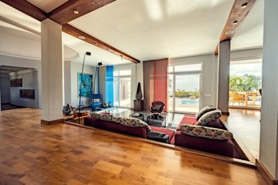 Beautiful villa located just minutes away from the popular Marina in Puerto Calero