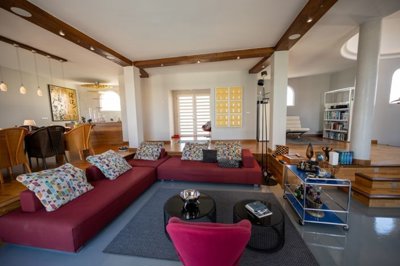 Beautiful villa located just minutes away from the popular Marina in Puerto Calero