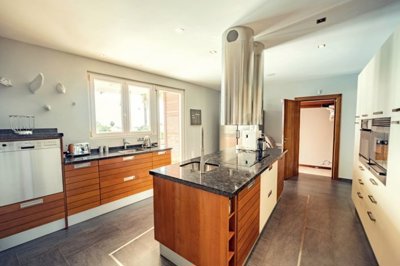 Beautiful villa located just minutes away from the popular Marina in Puerto Calero