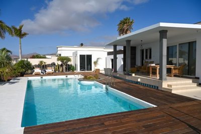 Beautiful villa located just minutes away from the popular Marina in Puerto Calero