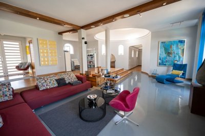 Beautiful villa located just minutes away from the popular Marina in Puerto Calero