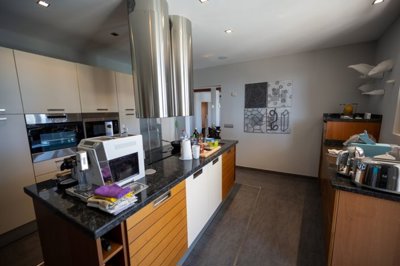 Beautiful villa located just minutes away from the popular Marina in Puerto Calero