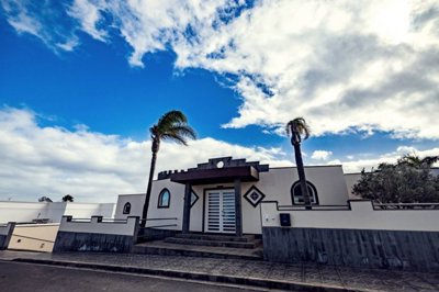 Beautiful villa located just minutes away from the popular Marina in Puerto Calero