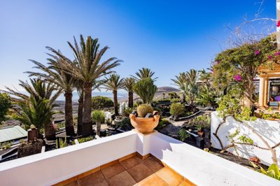 Luxury 3 bedroom villa with 3 separate apartments