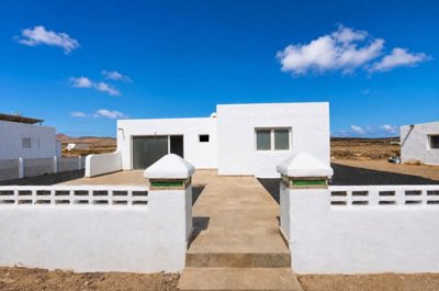 Bungalow with Views in Famara