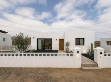 Bungalow with Views in Famara