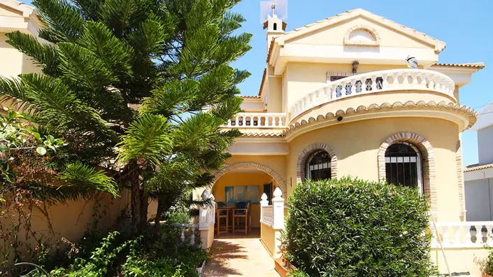 Image No.1-4 Bed Villa / Detached for sale