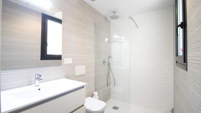 modern-pool-view-2-bed-2-bath-apartment-in-los-altos-family-shower
