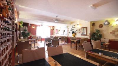 Christophers-restaurant-mar-azul-dining-space-4