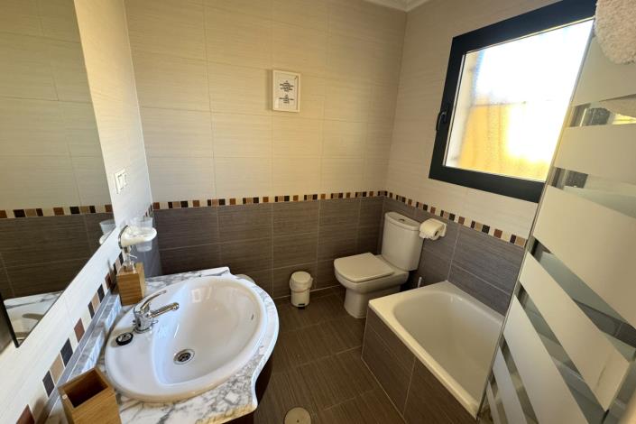 Image No.18-2 Bed Semi-Detached for sale