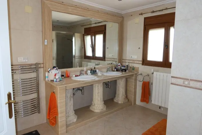 Image No.18-4 Bed Country House for sale