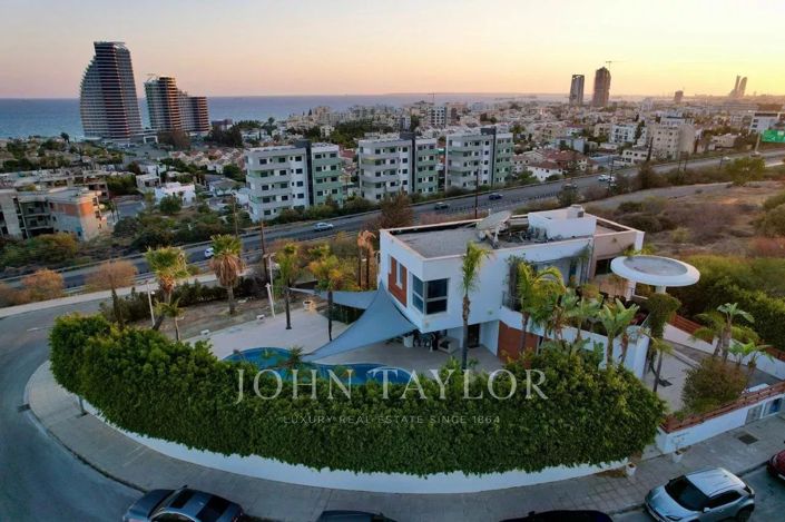 Image No.1-6 Bed Villa for sale