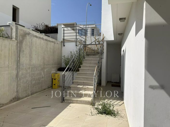 Image No.18-3 Bed House for sale
