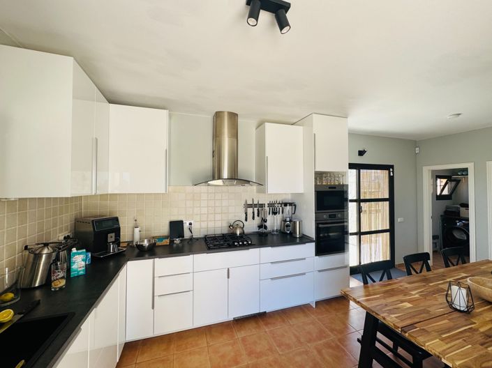 Image No.11-3 Bed Property for sale