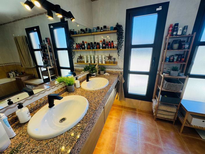 Image No.24-3 Bed Property for sale