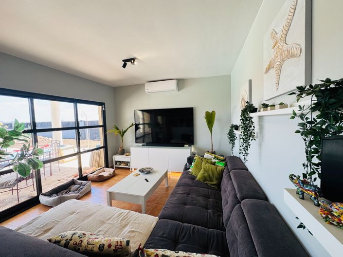 Image No.10-3 Bed Property for sale