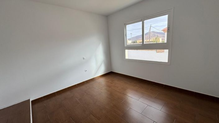 Image No.8-3 Bed Property for sale