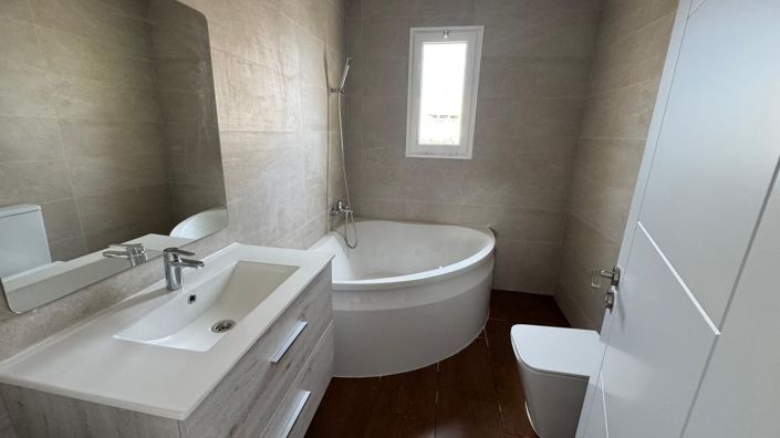 Image No.20-3 Bed Property for sale