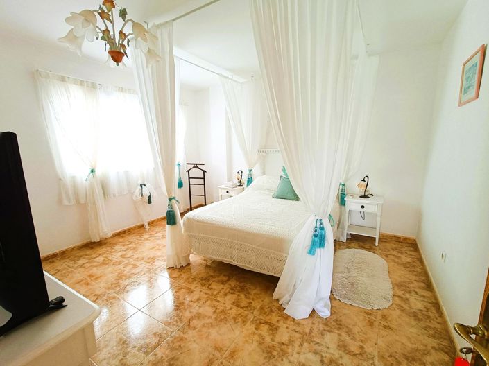 Image No.17-3 Bed Property for sale