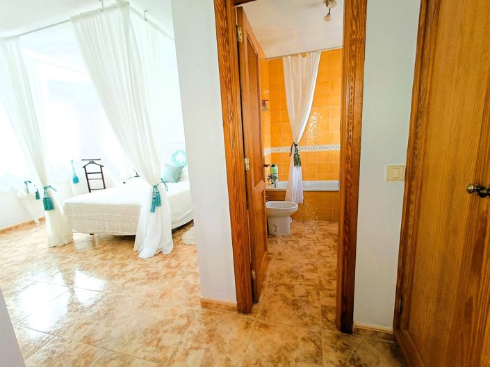 Image No.19-3 Bed Property for sale