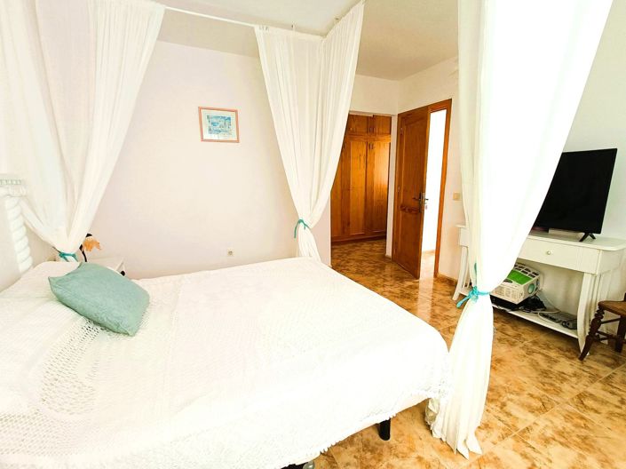 Image No.20-3 Bed Property for sale