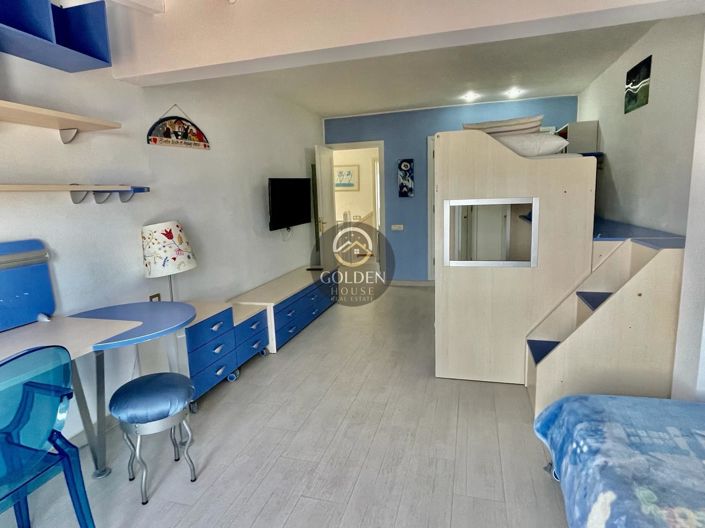 Image No.10-5 Bed Property for sale