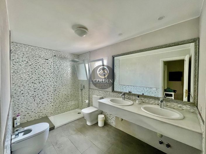 Image No.18-5 Bed Property for sale