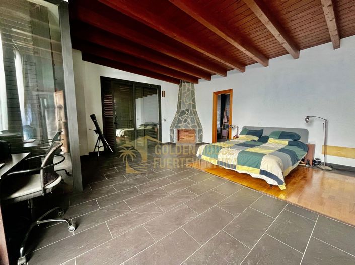 Image No.10-5 Bed Property for sale