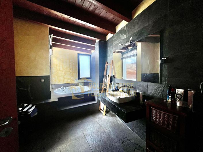 Image No.17-5 Bed Property for sale