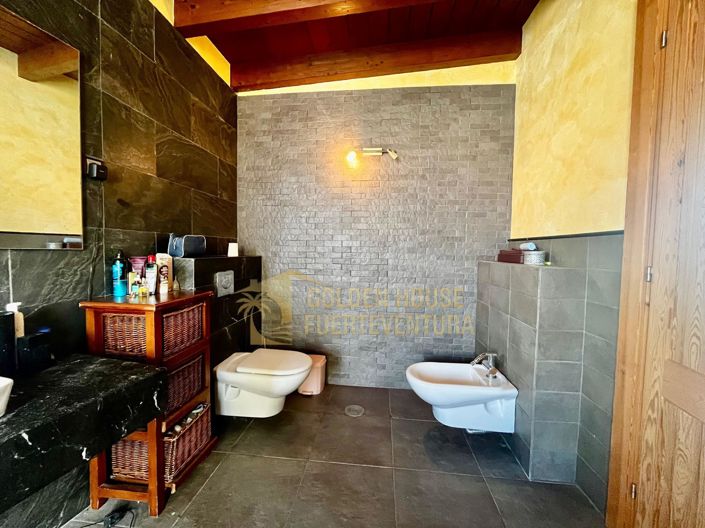 Image No.18-5 Bed Property for sale