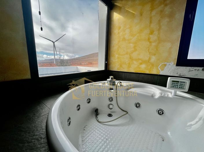 Image No.19-5 Bed Property for sale