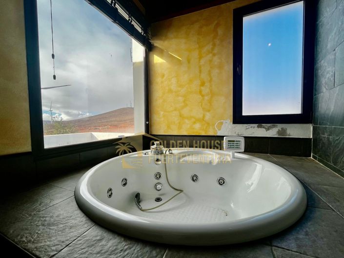 Image No.20-5 Bed Property for sale