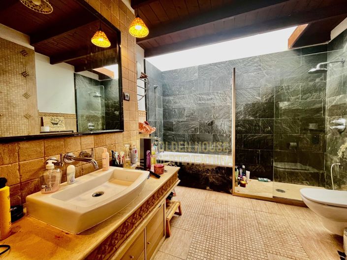 Image No.24-5 Bed Property for sale