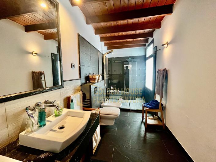 Image No.26-5 Bed Property for sale