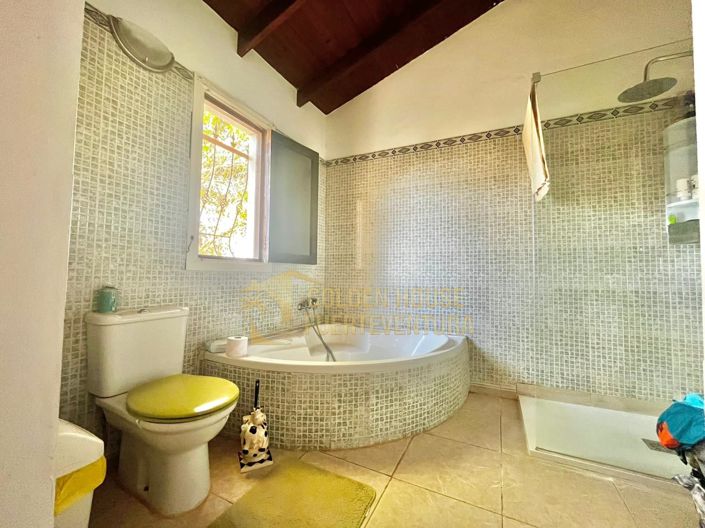 Image No.14-5 Bed Property for sale