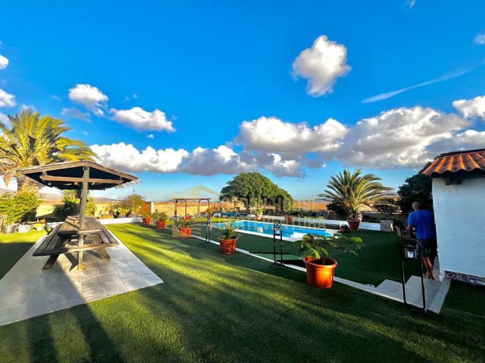 Image No.27-5 Bed Property for sale