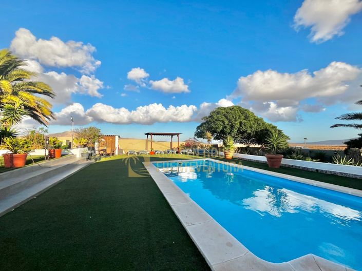 Image No.28-5 Bed Property for sale