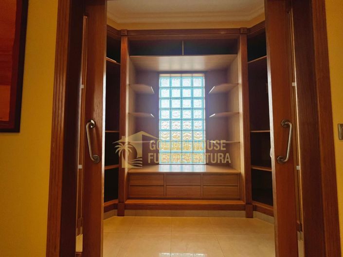 Image No.15-5 Bed Property for sale