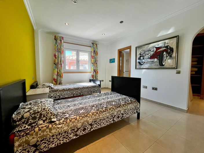 Image No.16-5 Bed Property for sale