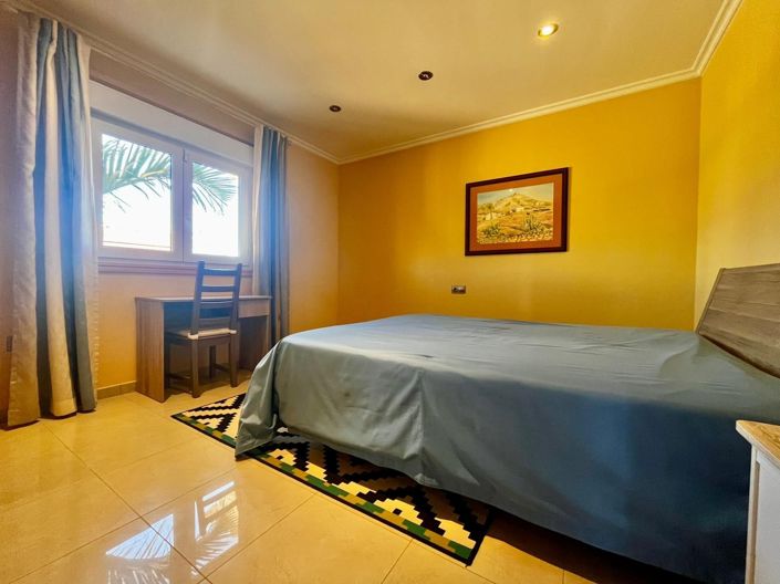 Image No.20-5 Bed Property for sale