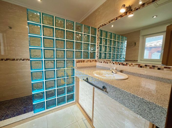 Image No.22-5 Bed Property for sale