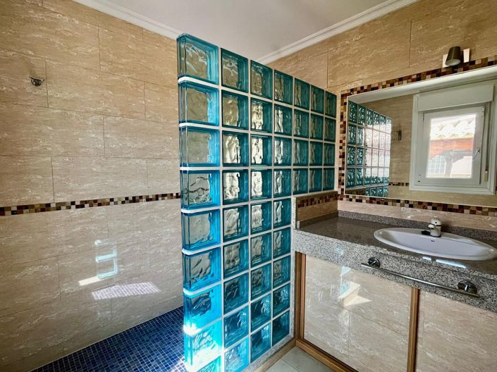 Image No.24-5 Bed Property for sale