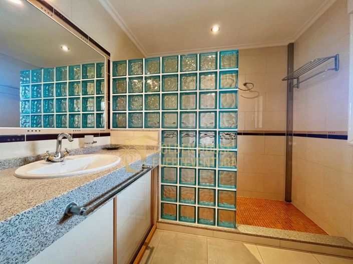 Image No.25-5 Bed Property for sale