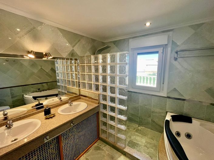 Image No.25-5 Bed Property for sale